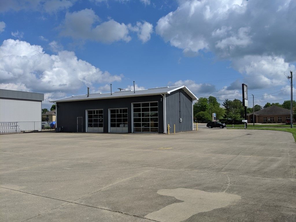 Former Jiffy Lube: 811 W Lincoln Ave, Charleston, IL 61920